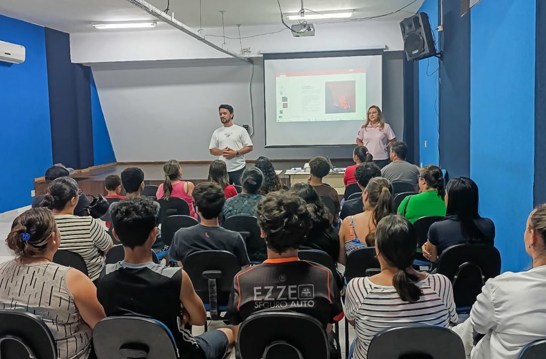 Procon de Apucarana leva orientações sobre golpes digitais a jovens e famílias do CEJA