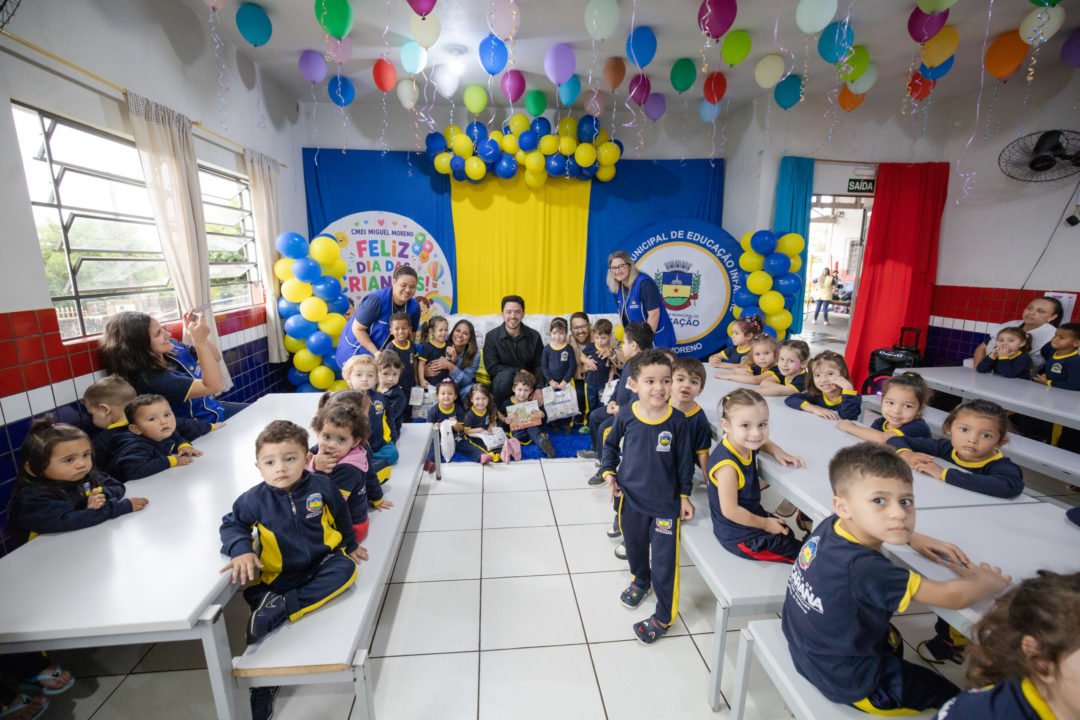 Prefeitura de Apucarana encerra Semana da Criança com distribuição de doces e livros de colorir para mais de 13 mil alunos da rede municipal e alunos da Apae