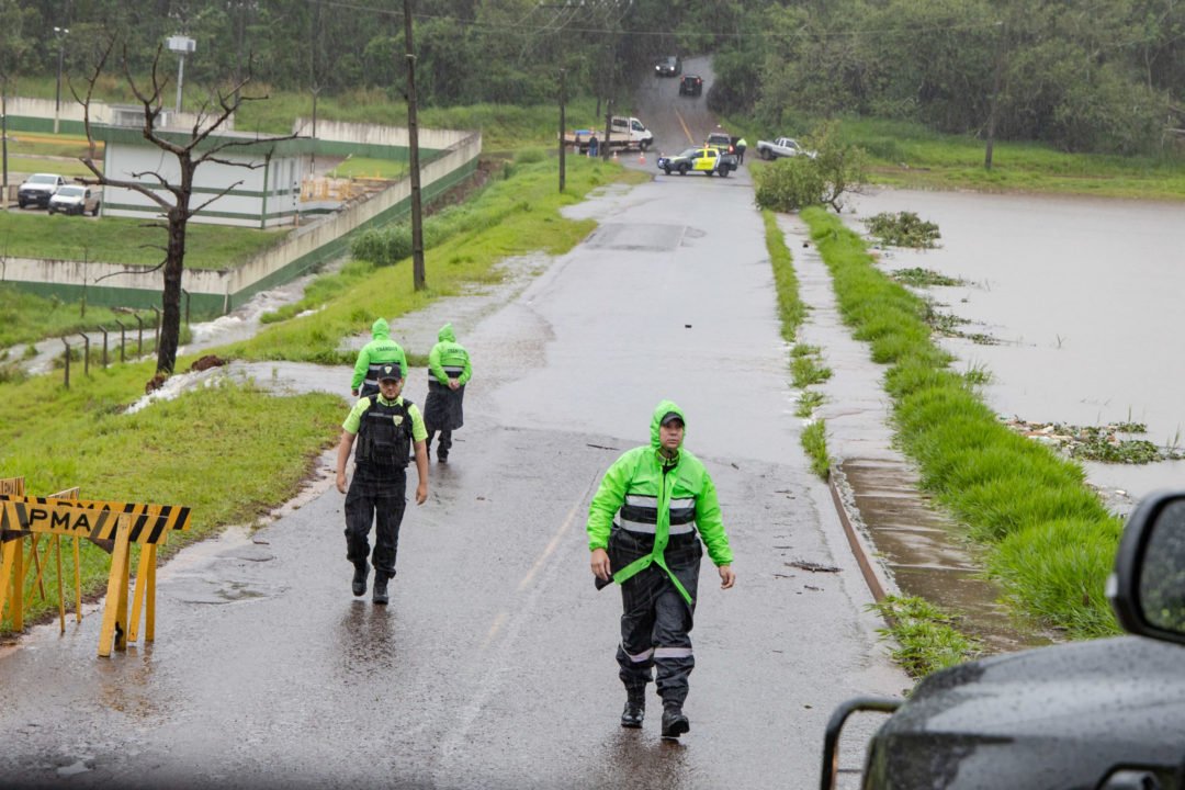 Como medida de segurança, Prefeitura interdita rua para desobstrução de escoamento da Represa do Schmidt