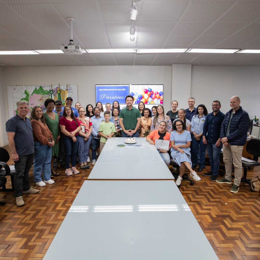 Prefeitura de Apucarana homenageia servidores municipais aniversariantes de setembro e outubro