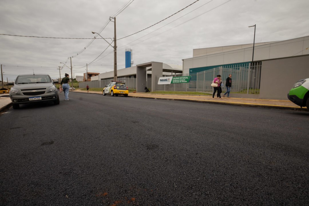 Prefeitura conclui asfalto no acesso ao Colégio Godomá no Distrito de Vila Reis