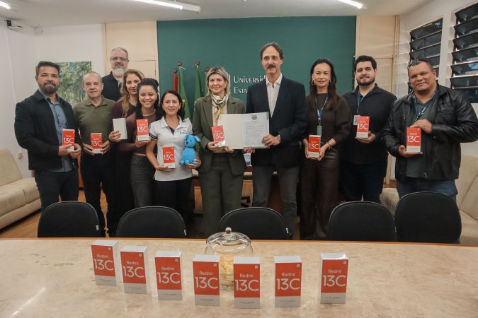 Estado entrega 1.000 celulares à UEL para ampliar ações de projeto de alfabetização no Paraná