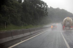 Governo do Estado monitora rodovias estaduais; chuva intensa causa deslizamento em encostas
