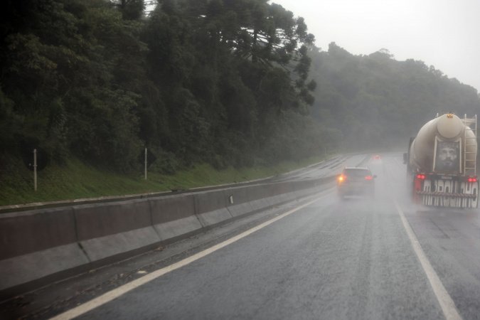 Governo do Estado monitora rodovias estaduais; chuva intensa causa deslizamento em encostas