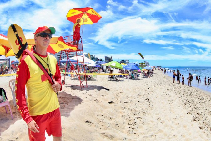 Bombeiros reforçam prevenção no Litoral durante o feriado e preparam efetivo para o verão
